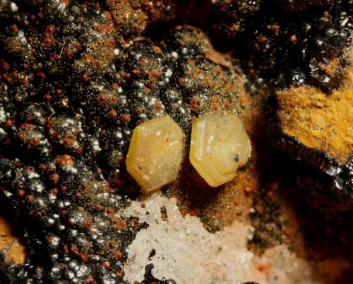 Mimetita
Filón Sur, Tharsis, Alosno, Huelva, Andalucía, España.
Cristales de 2 mm (Autor: Antonio Carmona)