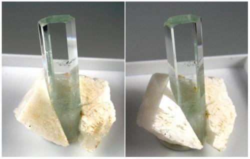 Aquamarine on feldspar
Hunza Valley, Gilgit District, Gilgit-Baltistan, Pakistan
Specimen height 3 cm (Author: Tobi)