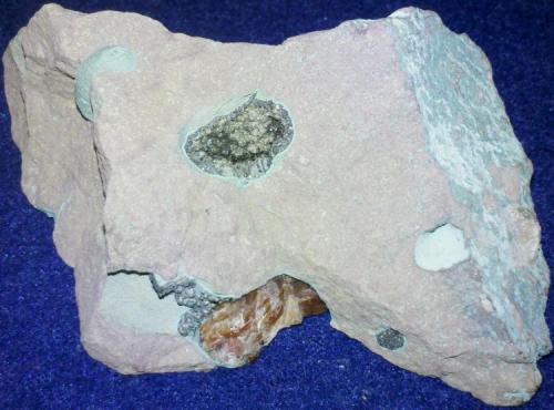 Heulandita en matriz de Basalto
Chubut, Región Patagónica, Argentina
15.5x10x8 cm.
¿Las mineralizaciones verdes podrian ser Celadonita? (Autor: Angel)