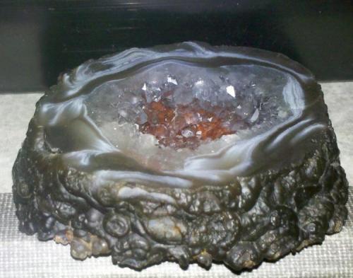 Geoda de Calcedonia
Brasil
6.0x5.5x4 cm.
¿Las manchas rojas que se ven en el interior en la zona de la matriz de los cristales es FeO2? (Autor: Angel)