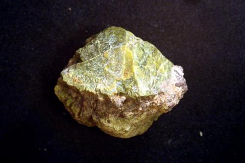 Uraninita
Mina "Diéresis", nº 9424, Paraje "Sierra de la Albarrana-Puerto del Cabril", Hornachuelos, Córdoba, Andalucía, España
Otra vista del cristal anterior (Autor: Antonio Carmona)
