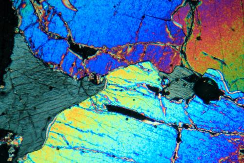 Olivino y ortopiroxeno (enstatita)
Lanzarote, islas Canarias, España.
FOV 3 mm
Una vista general de la roca bajo el microscopio. las zonas grises corresponden al ortopiroxeno, las coloreadas al olivino. Fotografía con polarizadores cruzados. (Autor: Vinoterapia)