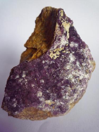 Fluorita.
Parque industrial de San Pedro de Ledoño, Culleredo A Coruña, Galicia, España
6 x 4 x 3,5 cm.
Las zonas blancas en la parte derecha de la muestra son reflejos de la luz. (Autor: Rafael varela olveira)