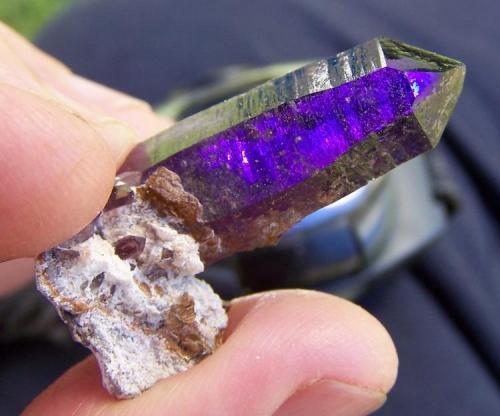 Quartz Var. Amethyst
Brandberg, Namibia
39 x 10 x 10 mm
The same as above with white light from behind. (Author: Pierre Joubert)