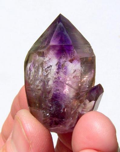 Quartz Var. Amethyst
Brandberg, Namibia
45 x 27 x 22 mm
Quartz Var. Amethyst
Brandberg, Namibia
39 x 10 x 10 mm
The same as above with some white light from behind. (Author: Pierre Joubert)