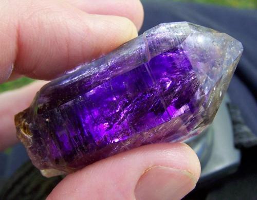Quartz Var. Amethyst
Brandberg, Namibia
52 x 20 x 18 mm
The same as above with some white light from behind. (Author: Pierre Joubert)