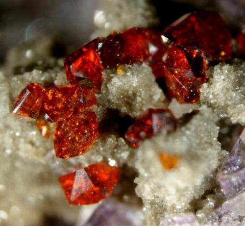 Sphalerite on Fluorite
Bluffton Stone Co. Quarry, Bluffton, Richland Township, Allen County, Ohio, USA
micro
Photo: Marc C (Author: Jordi Fabre)