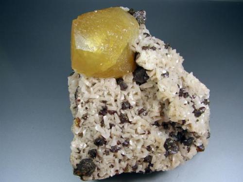 Calcite with Dolomite and Sphalerite
Picher Field, Tri-State District, Ottawa Co., Oklahoma, USA
Specimen size: 12x11 cm.
Main crystal: 4´5 cm.
Photo: geoalfon (Author: Jordi Fabre)