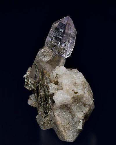 Quartz, Muscovite, Dolomite
Rist Mine, Hiddenite, Alexander Co., North Carolina, USA
3.3 x 1.9 cm. (Author: am mizunaka)