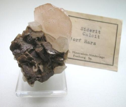 Calcite, siderite, quartz
Neudorf, Harz Mountains, Saxony-Anhalt, Germany.
6,8 x 4,2 cm
3 cm crystal on siderite with Bergakademie Freiberg label (1940-1950). (Author: Andreas Gerstenberg)