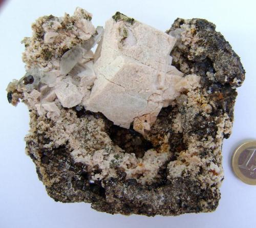 Microclina - Granate - Cuarzo<br />La Judía Mine, Coto Real y La Judía, Burguillos del Cerro, Comarca Zafra-Río Bodión, Badajoz, Extremadura, Spain<br />10x9 cm<br /> (Autor: David Parra Z)