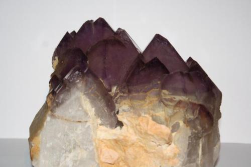 Cuarzo (variedad amatista), Microclina<br />Soliva Quarry (AVE Quarry works), Can Sala, Riudarenes, Comarca La Selva, Gerona / Girona, Catalonia / Catalunya, Spain<br />19x18x10 cm<br /> (Autor: andres codina)