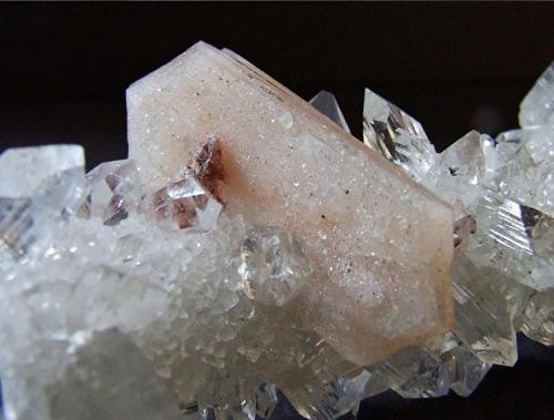 Stilbite on Apophylite,
Poona, Deccan Plateau, India.
Stilbite crystal 28 mm across. (Author: nurbo)