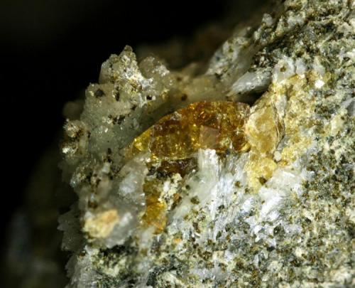Titanita
Cantera "Minera II", R.S.A. nº 383, Paraje "Cerros del Lobo", Las Cabezas de San Juan, Sevilla, Andalucía, España
cristal de 7x 3 mm (Autor: Antonio Carmona)
