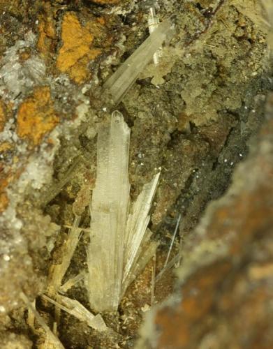 Hemimorfita
Grupo minero "Arroyo Conejo", Berlanga, Badajoz, Extremadura, España.
Cristal mayor 2,2 cm (Autor: Antonio Carmona)