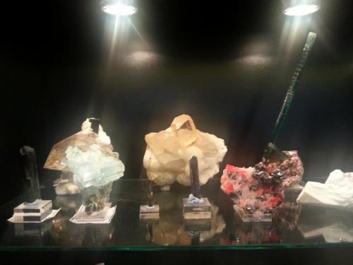 Gemas varias
La turmalina del fondo, el cristal mide unos 35cm, mina Pederneira (Brasil) (Autor: Raul Vancouver)