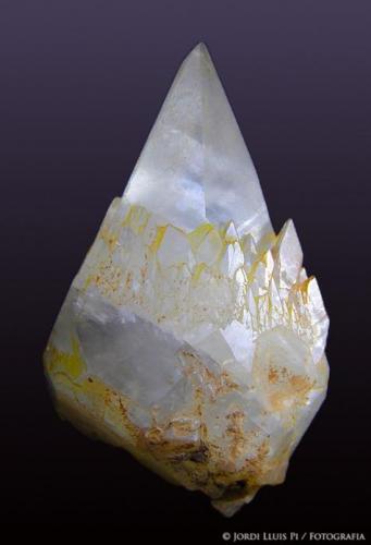 Cristal de Calcita escalenoédrico, con una base de crecimiento de pequeños cristales alrededor.
Cantera Ballús, Cercs, Barcelona, España
8 x 5 x 5 cms. (Autor: Jordi Lluis Pi)