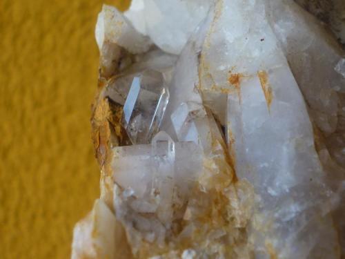 Cuarzo hialino sobre cuarzo lechoso.
Monte A Curota, Pobra do Caramiñal, A Coruña, Galicia, España.
Cristal principal de 3 cm de longitud. (Autor: Rafael varela olveira)