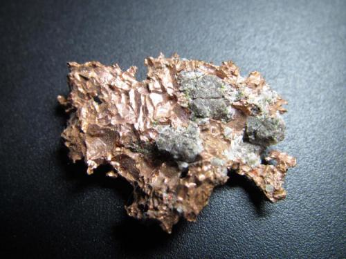 Cobre nativo
Minas del Lago Superior, Península de Keweenaw, Michigan, Estados Unidos
3 cm. de longitud mayor (Autor: prcantos)