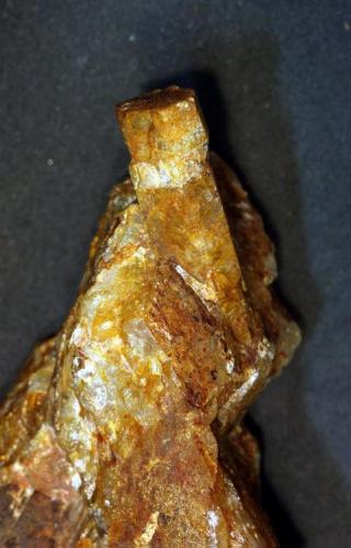 Berilo.
Sierra Albarrana, Hornachuelos, Córdoba, Andalucía, España.
Cristal de 4 x 1 cm. (Autor: Antonio Carmona)