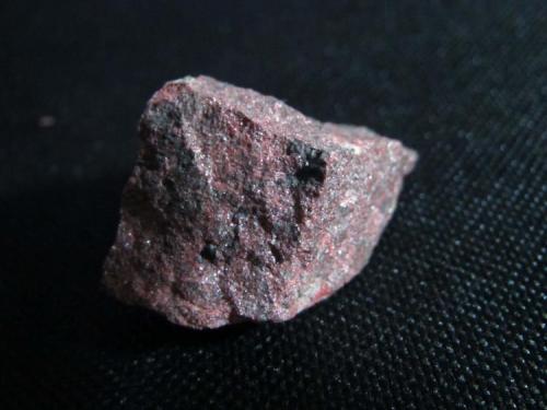 Cinabrio
Almadén, Ciudad Real, Castilla-La Mancha, España
2x2 cm. la cara frontal
Un agregado finamente granudo de color rojo oscuro y gris brillante. (Autor: prcantos)