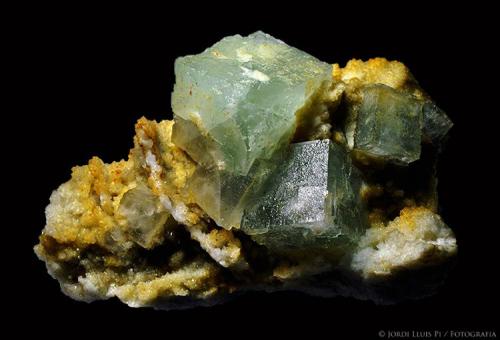 Fluorita<br />Gualba Quarries, Gualba, Comarca Vallès Oriental, Barcelona, Catalonia / Catalunya, Spain<br />11 x 11 x 17cms. Cristales: 4 x 4 y 3 x 3 cms.<br /> (Autor: Jordi Lluis Pi)