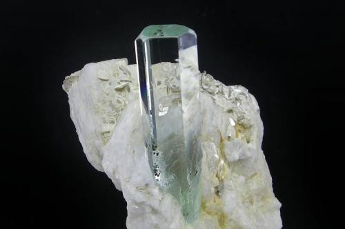 Berilo ( Aguamarina )
Shigar Valley - Skardu - Baltistan - Pakistán
6.5 X 4 cm - Cristal de 4.2 cm (Autor: Diego Navarro)