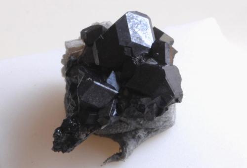 Andradita titanífera.
Imilchil, High Atlas Mts, Er Rachidia Province, Meknès-Tafilalet Region, Marruecos.
Medidas pieza: 2,4x2,2x1 cm. (Autor: Sergio Pequeño)