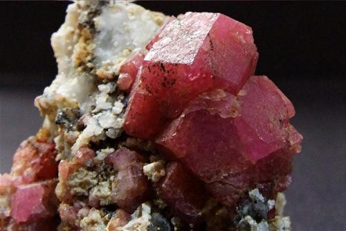 Grossular
Sierra de Cruces, Mun de Sierra Mojada, Coahuila, Mexico.
Grossular to 10 mm (Author: nurbo)