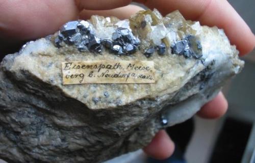 Galena, siderite, quartz
Meiseberg mine, Neudorf, Harz, Saxony-Anhalt, Germany.
9,1 x 8,2 cm
Second label, glued on the sample. (Author: Andreas Gerstenberg)