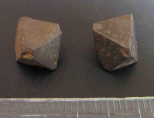 Magnetita
Brasil
1 cm. la longitud mayor 
Dos octaedros irregulares y mal rematados.  Fuertemente magnéticos, atraen al imán. (Autor: prcantos)