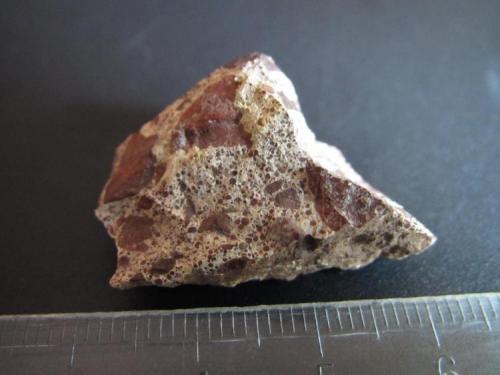 bauxita (hidróxidos/óxidos de aluminio)
Lérida, Cataluña, España
3 x 2 cm. (Autor: prcantos)