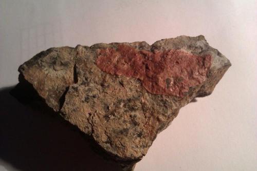 Nemalita (variedad de brucita)
Benahavís, Málaga, Andalucía, España
8 x 4’5 cm. el fragmento de roca; 4’5 x 2 cm. la costra rojiza 
Costra rojiza masiva en dunita alterada. (Autor: prcantos)