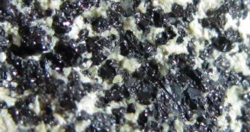 Cromita
Complejo ofiolítico de Troodos, Chipre
Ancho de encuadre 1 cm. aprox.
Granos negros de cromita junto a serpentina masiva amarillenta. (Autor: prcantos)