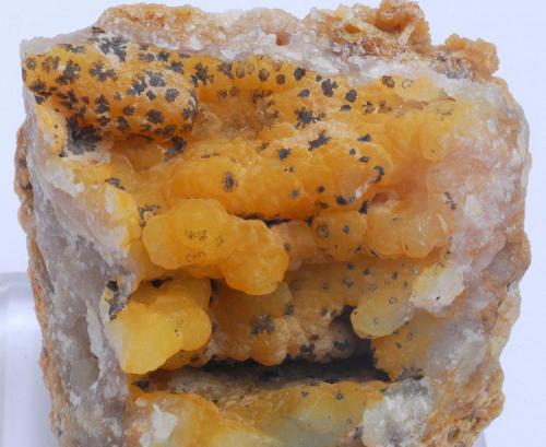 Smithsonita con dendritas de òxidos de Manganeso - 
Mina Gallofré - L’Albiol - Baix Camp - Tarragona - Catalunya - España -
5,1 x 4,6 x 3,1 cm (Autor: Martí Rafel)