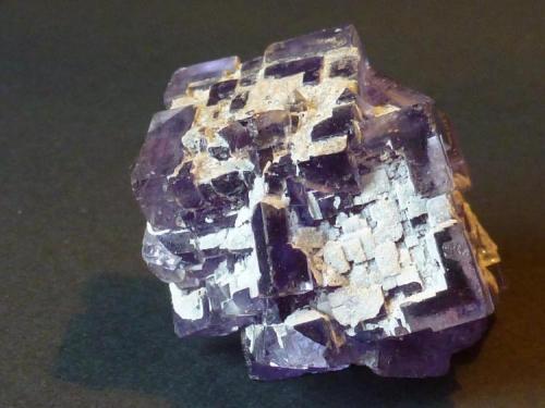 Fluorita y barita<br />La Cabaña, Valdelmar, zona minera de Berbes, Berbes, Ribadesella, Comarca Oriente, Principado de Asturias (Asturias), España<br />3,5 x 3 cm.<br /> (Autor: javier ruiz martin)