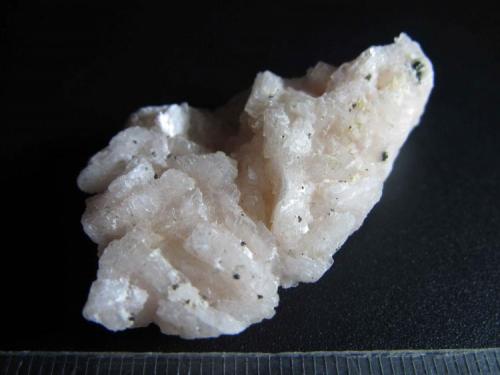 Dolomita
Marruecos
4x3 cm.
Agregado de cristales rosados con gránulos oscuros no identificados; quizá algún sulfuro (ver http://www.foro-minerales.com/forum/viewtopic.php?p=85094#85094 ). (Autor: prcantos)