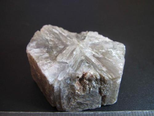 Aragonito
Cuenca, Castilla-La Mancha, España
4 cm. la diagonal de la base x 1’8 cm. altura
Fragmento de un prisma pseudohexagonal bien formado. (Autor: prcantos)