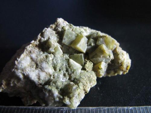Calcita
Alamedilla, Granada, Andalucía, España
4x2 cm.
Cristales verdes pseudocúbicos de la zona marginal de las pillow-lavas, junto a la ladera sur. (Autor: prcantos)