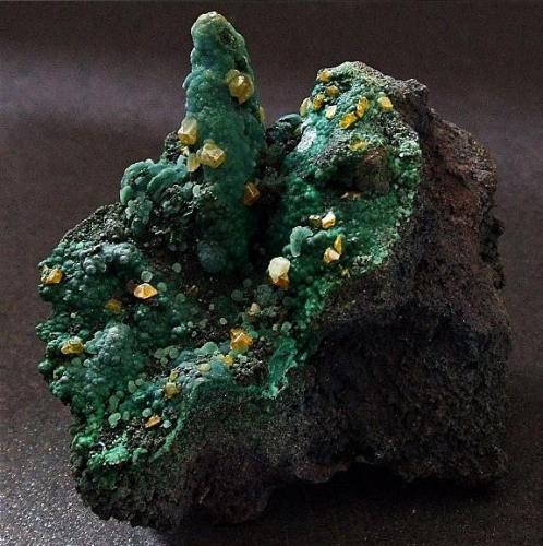 Wulfenite on Malachite on Goethite, with Calcite..
Whim Creek, Pilbara Region, Western Australia, Australia.
45 x 35 mm (Author: nurbo)