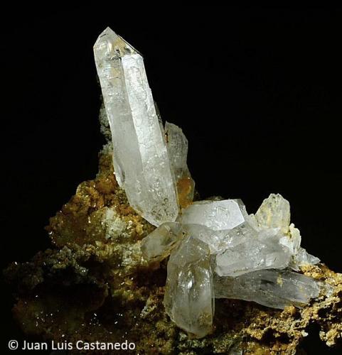 Cuarzo. 
Alumbres. Sierra Minera de Cartagena-La Unión. Cartagena. Murcia. España. 
5x4.5 cm. Cristal mayor 2.8 cm. (Autor: Juan Luis Castanedo)