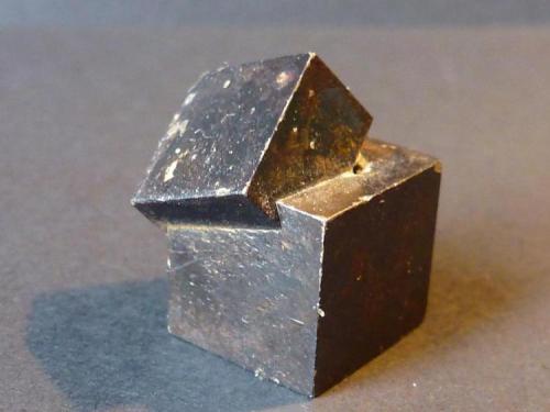 Pirita<br />Pyrites outcrop, Valoria Ravine, Villarijo, San Pedro Manrique, Comarca Tierras Altas, Soria, Castile and León, Spain<br />1 cm. la arista mayor<br /> (Autor: javier ruiz martin)
