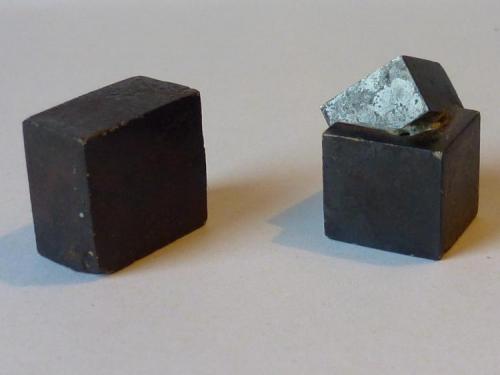 Pirita<br />Pyrites outcrop, Valoria Ravine, Villarijo, San Pedro Manrique, Comarca Tierras Altas, Soria, Castile and León, Spain<br />1 cm. la arista mayor<br /> (Autor: javier ruiz martin)