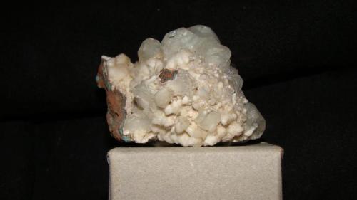 Apophylite, Stilbite, Heulandite
Nasik, Maharashtra, India
5.13cm x 3.96cm x 3.58cm (Author: trtlman)