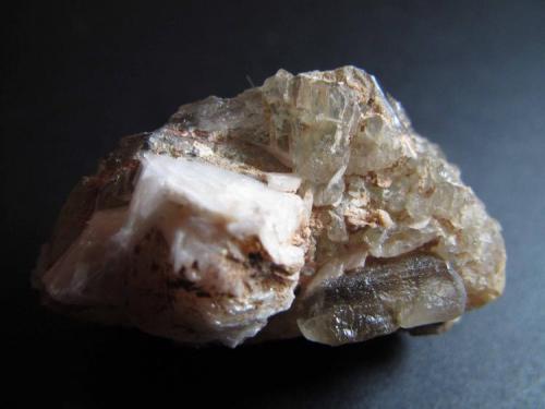 Cerusita
Mibladen, Midelt, Marruecos
3’5 x 2 cm.
Agregado de cristales de buen tamaño pero mal rematados.  Dan fluorescencia amarilla con luz ultravioleta. (Autor: prcantos)