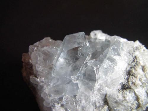 Celestina
Majunga, Madagascar
Cristal principal: 0’7 x 0’7 (base) x 1’4 cm. (altura)
Otra vista mostrando el cristal principal. (Autor: prcantos)
