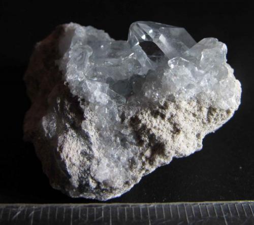 Celestina
Majunga, Madagascar
3’5 x 3’5 cm.
Agregado cristalino con un cristal bien formado: un prisma de base romboidal y punta con varias facetas. (Autor: prcantos)