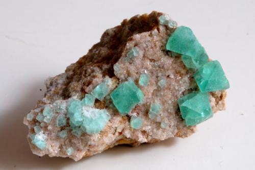 Fluorita.
Mina Berta, Sant Cugat del Vallès-El Papiol, Vallès Occidental, Barcelona, Catalunya, España.
Medidas pieza: 4,3x3,1x3 cm, Medidas cristal mayor: 0,8x0,8x0,7 cm. (Autor: Sergio Pequeño)