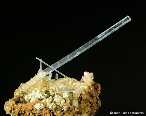 Yeso. 
Mina Balsa Depositaria. Sierra Minera de Cartagena-La Unión. La Unión. Murcia. España. 
5x3 cm. Cristal 4 cm. (Autor: Juan Luis Castanedo)