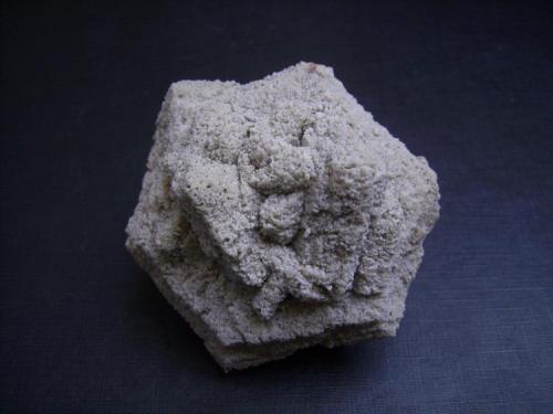 Dolomita pseudomórfica tras aragonito
Cottonwood Draw, Chavez Co., Nuevo Méjico, EEUU
7,5 X 6 X 5 cm.
Maclas cíclicas de aragonito que se han transformado en dolomita. Grupo de cristales flotantes sin daño. (Autor: Antonio Alcaide)